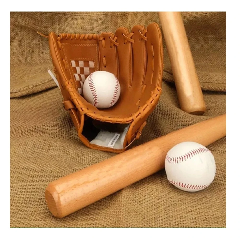 Guante de béisbol de cuero sintético reforzado en tono marrón, con pelota blanca dentro y dos bateas de madera a los lados, sobre fondo de lona texturizada.