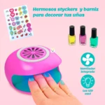 Secador de uñas LED azul con ventilador integrado, en color rosa brillante. Incluye stickers decorativos y tres esmaltes: amarillo, magenta y verde menta. Ideal para niñas.