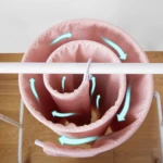Gancho tendedor espiral en color rosa, mostrando su diseño enrollado para secar mantas pesadas sin arrugas.