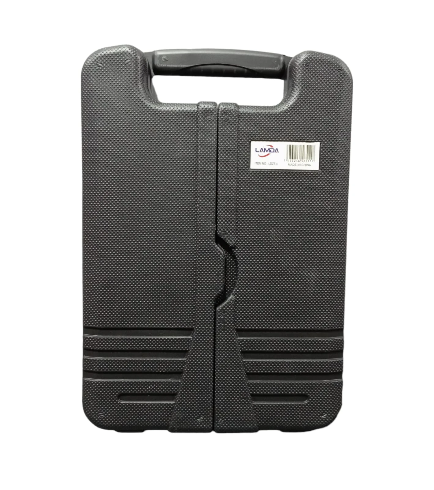 Caja de transporte negra con asa integrada, textura granulada y cierre central, mostrando etiqueta frontal con código de barras y logotipo.