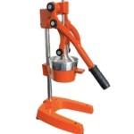 Extrayendo jugo de naranja con exprimidor industrial en hierro, color naranja brillante, con mango negro y base estable.