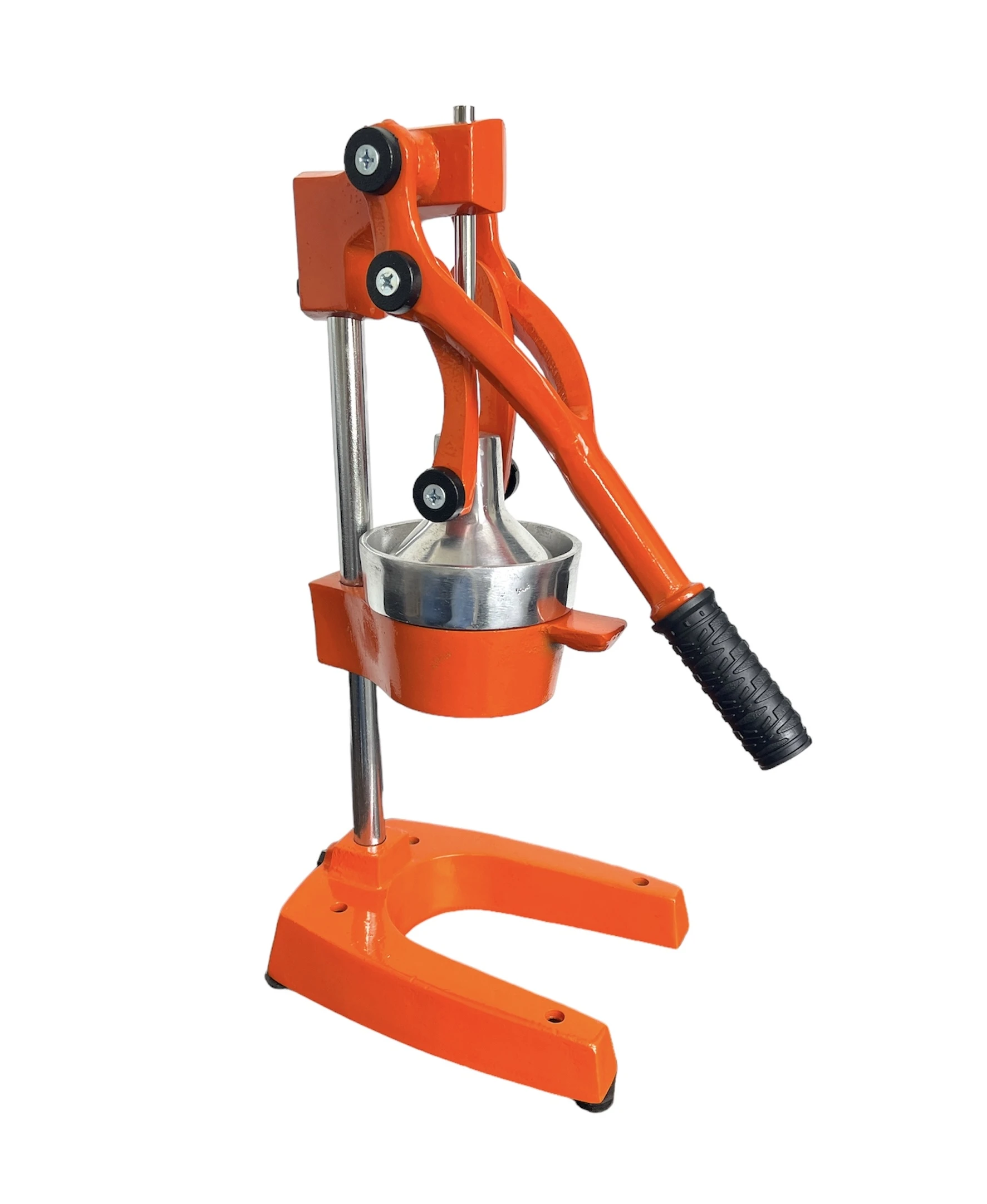 Extrayendo jugo de naranja con exprimidor industrial en hierro, color naranja brillante, con mango negro y base estable.