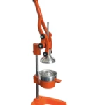 Exprimidor industrial de naranjas en hierro con mango ergonómico, base estable y filtro metálico visible. Color naranja brillante.