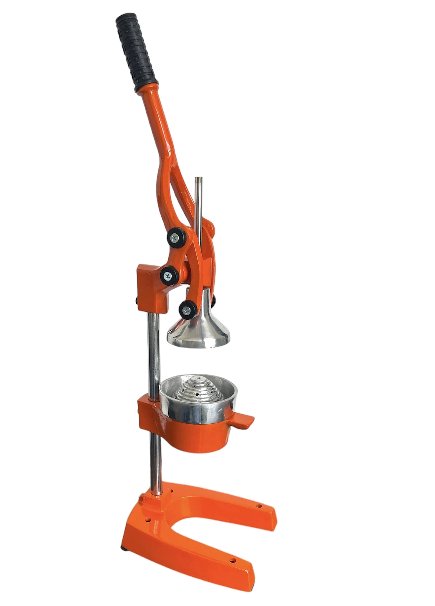 Exprimidor industrial de naranjas en hierro con mango ergonómico, base estable y filtro metálico visible. Color naranja brillante.