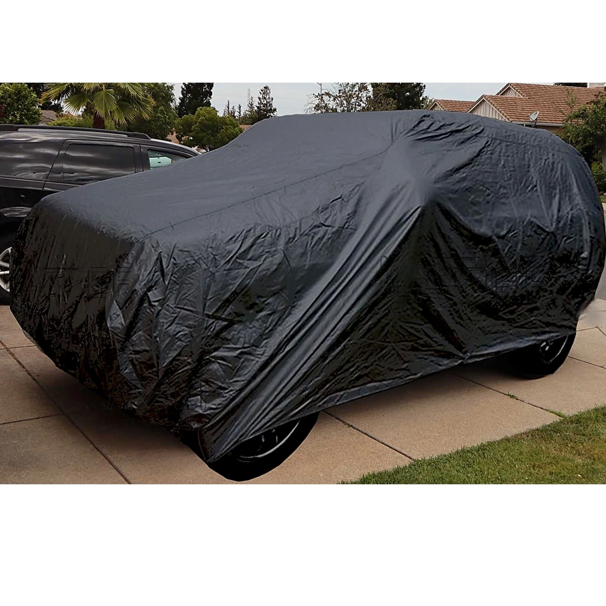 Carpa negra básica para SUV, vista lateral en estacionamiento. Cubre vehículo completo con tela resistente al polvo y lluvia.