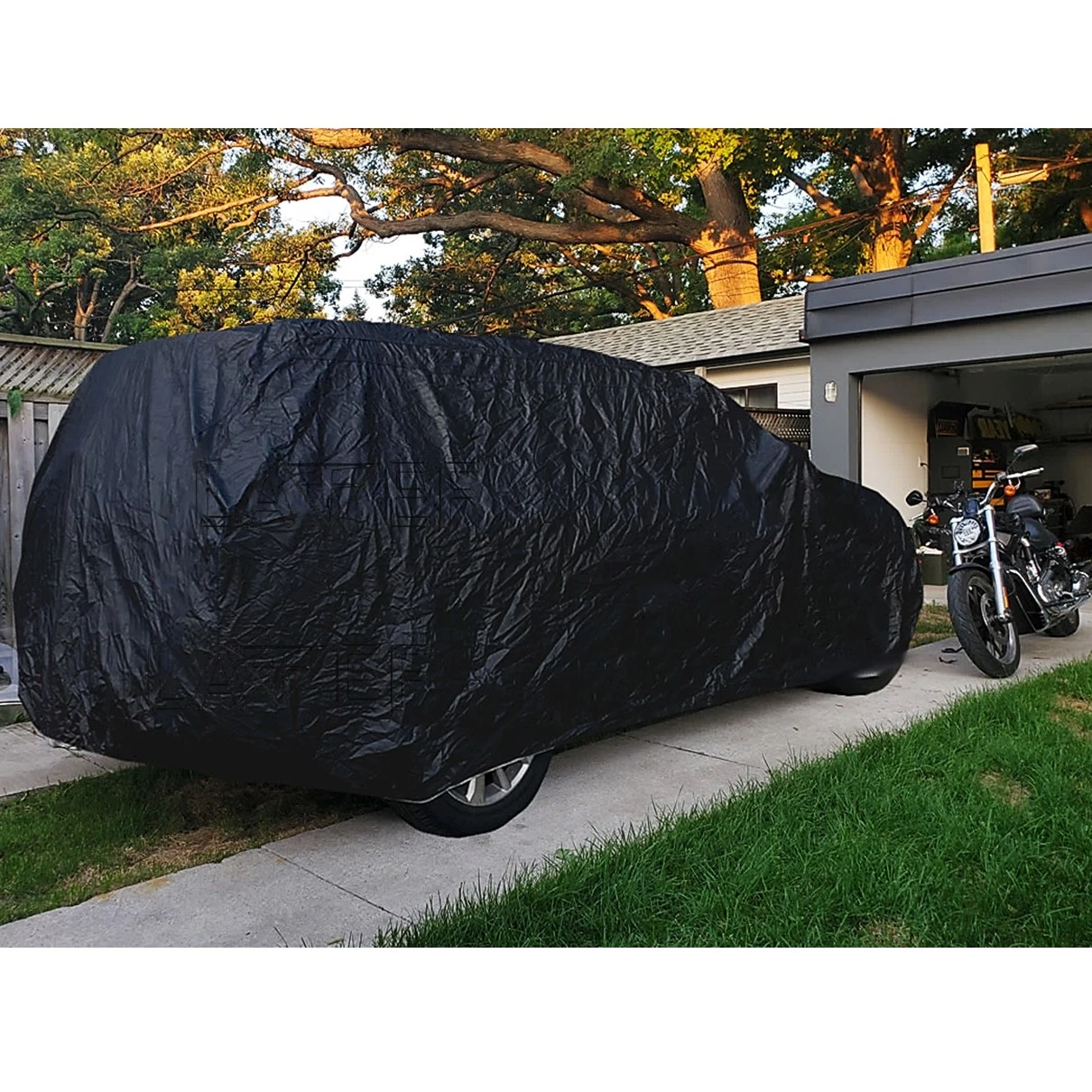 Carpa negra básica para SUV, vista lateral con textura arrugada, protegida en entrada de garaje junto a motocicleta.