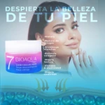 Crema facial Bioaqua 7 Beneficios, presentación de 50 g, con de mujer tocando rostro y lista de beneficios como hidratación, reducción de arrugas y mejora de textura.