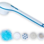 Cepillo eléctrico para ducha blanco con detalles en azul, acompañado de cinco accesorios: esponja azul, cabezal giratorio con cerdas, dos filtros y dos discos exfoliantes.