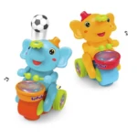 Dos elefantes didácticos con luces y música, uno azul y otro amarillo, cada uno montado sobre ruedas y con tambor frontal.