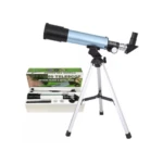 Telescopio refractor azul claro con trípode blanco, montado sobre caja de cartón que muestra accesorios incluidos como ocular y soporte.