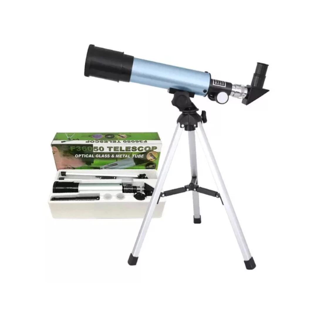 Telescopio refractor azul claro con trípode blanco, montado sobre caja de cartón que muestra accesorios incluidos como ocular y soporte.