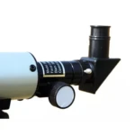Telescopio refractor de 50mm en color blanco con oculares negros y ajuste de enfoque lateral, diseñado para observación lunar y planetaria.