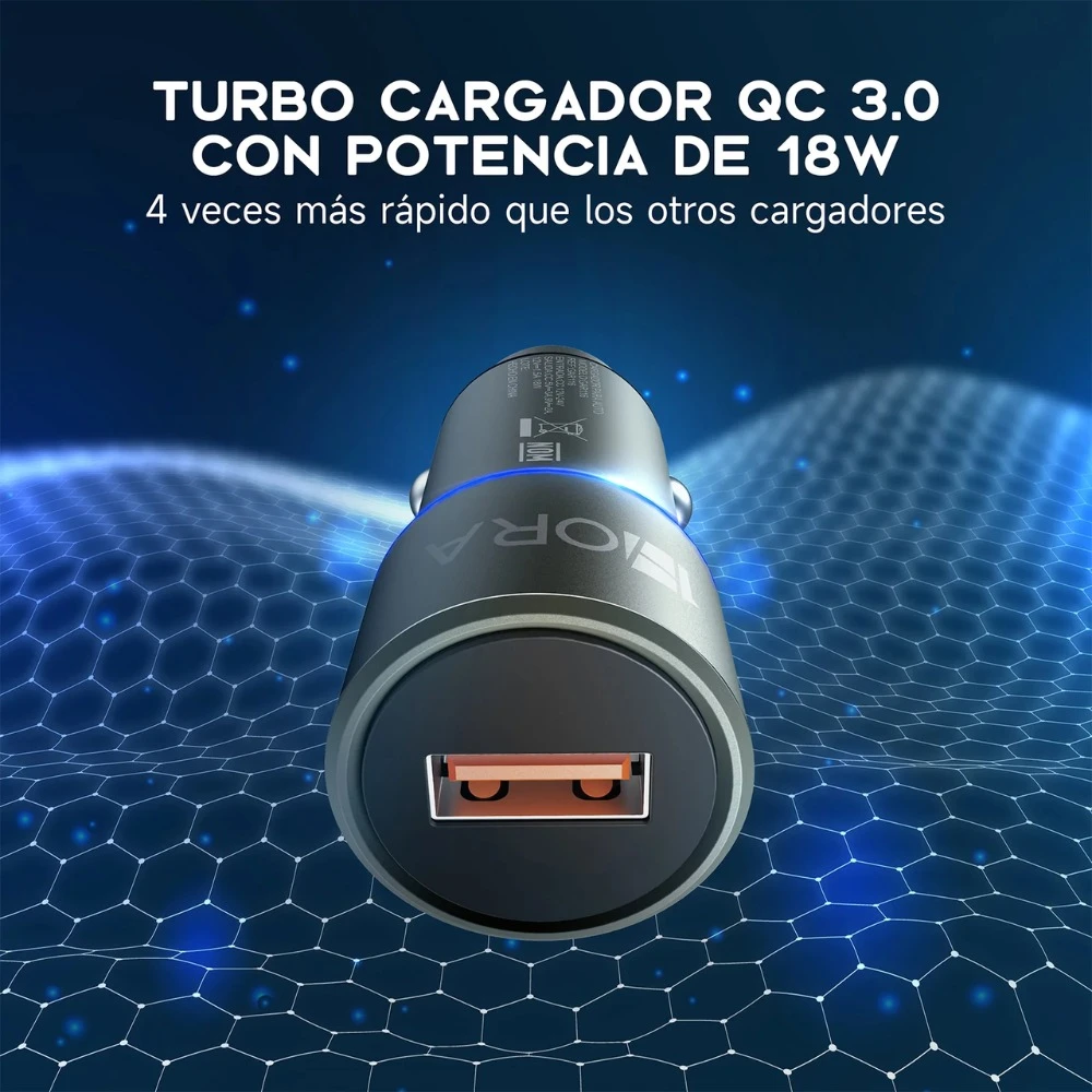 Cargador de coche USB QC 3.0 de aluminio con dos puertos, color negro y detalles en azul, sobre fondo tecnológico con malla hexagonal.