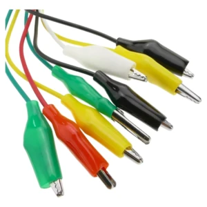 Set de seis cables con pinzas cocodrilo en colores verde, rojo, amarillo, negro y blanco, dispuestos en diagonal sobre fondo blanco.