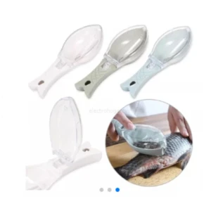 Set de dos descamadores de pescado con caja recolectora, en colores blanco, gris y azul claro. Incluye vista de uso sobre pescado fresco.