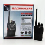Walkie talkie Baofeng BF-888S negro con antena, luz frontal y panel de botones laterales, junto a su caja de presentación.