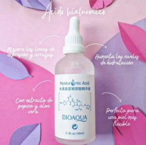 Serum de ácido hialurónico Bioaqua en frasco transparente con gotero, sobre fondo rosa y morado con hojas decorativas; etiqueta muestra texto en español e inglés, incluye diagrama químico y volumen de 3 fl oz (100 ml).