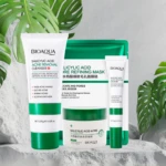 Kit de cuidado facial con ácido salicílico de Bioaqua, incluye limpiador, mascarilla, tónico y crema en envases blancos y verdes sobre fondo gris con hojas de monstera.