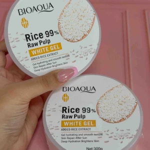 Dos tubos de gel de arroz Bioaqua de 300g, uno sostenido en mano y otro sobre superficie rosa, ambos con etiqueta blanca que muestra granos de arroz y texto descriptivo.