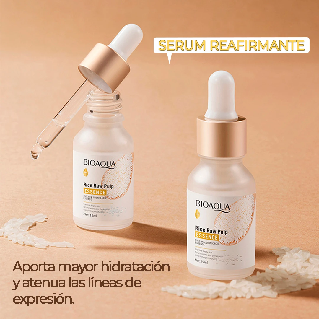 Dos frascos de vidrio con gotero de Bioaqua, Serum Reafirmante de Arroz con Ácido Hialurónico, sobre fondo beige con granos de arroz dispersos.