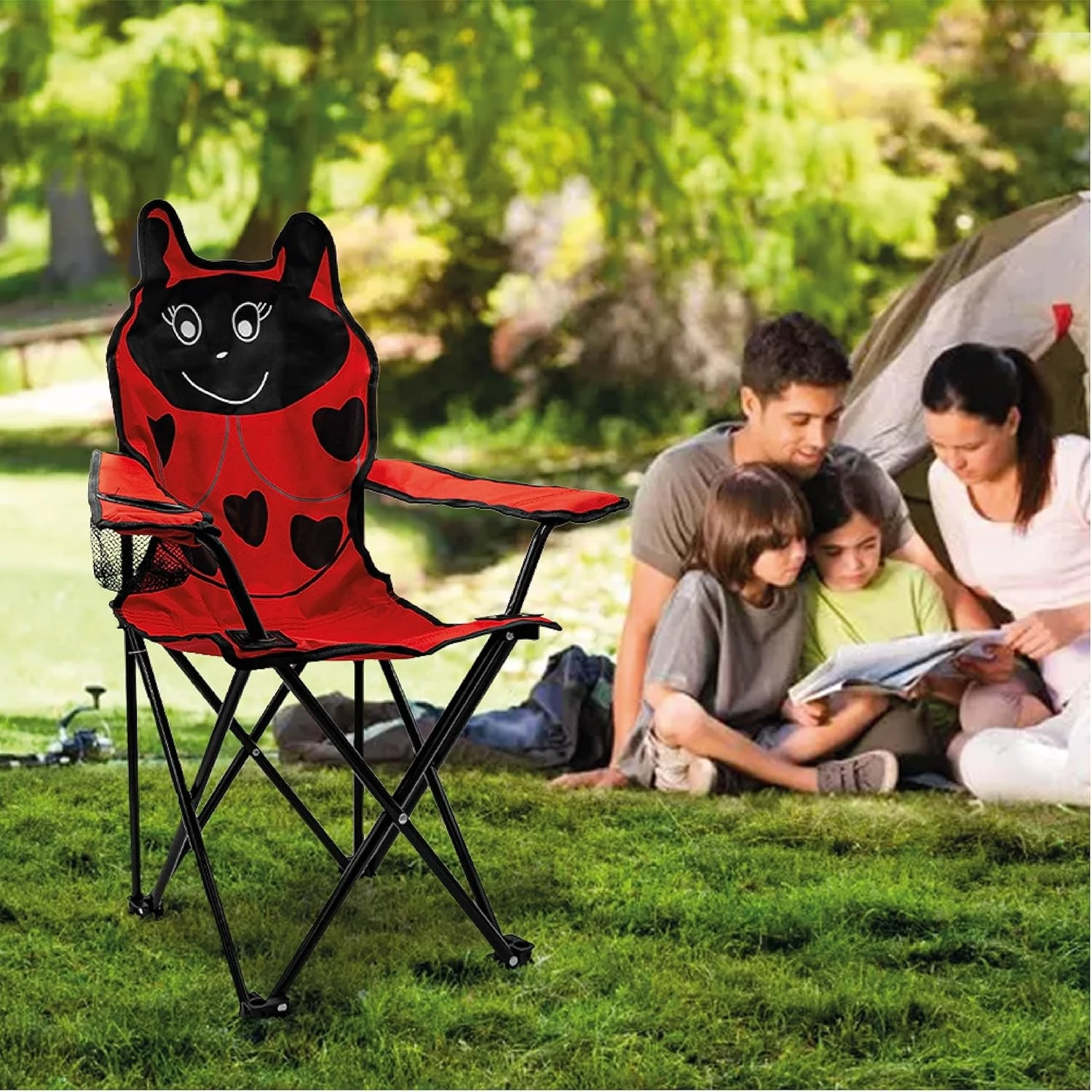 Silla camping plegable para niños, diseño de mariquita roja con detalles negros, estructura de acero, usada en exterior junto a familia en picnic.