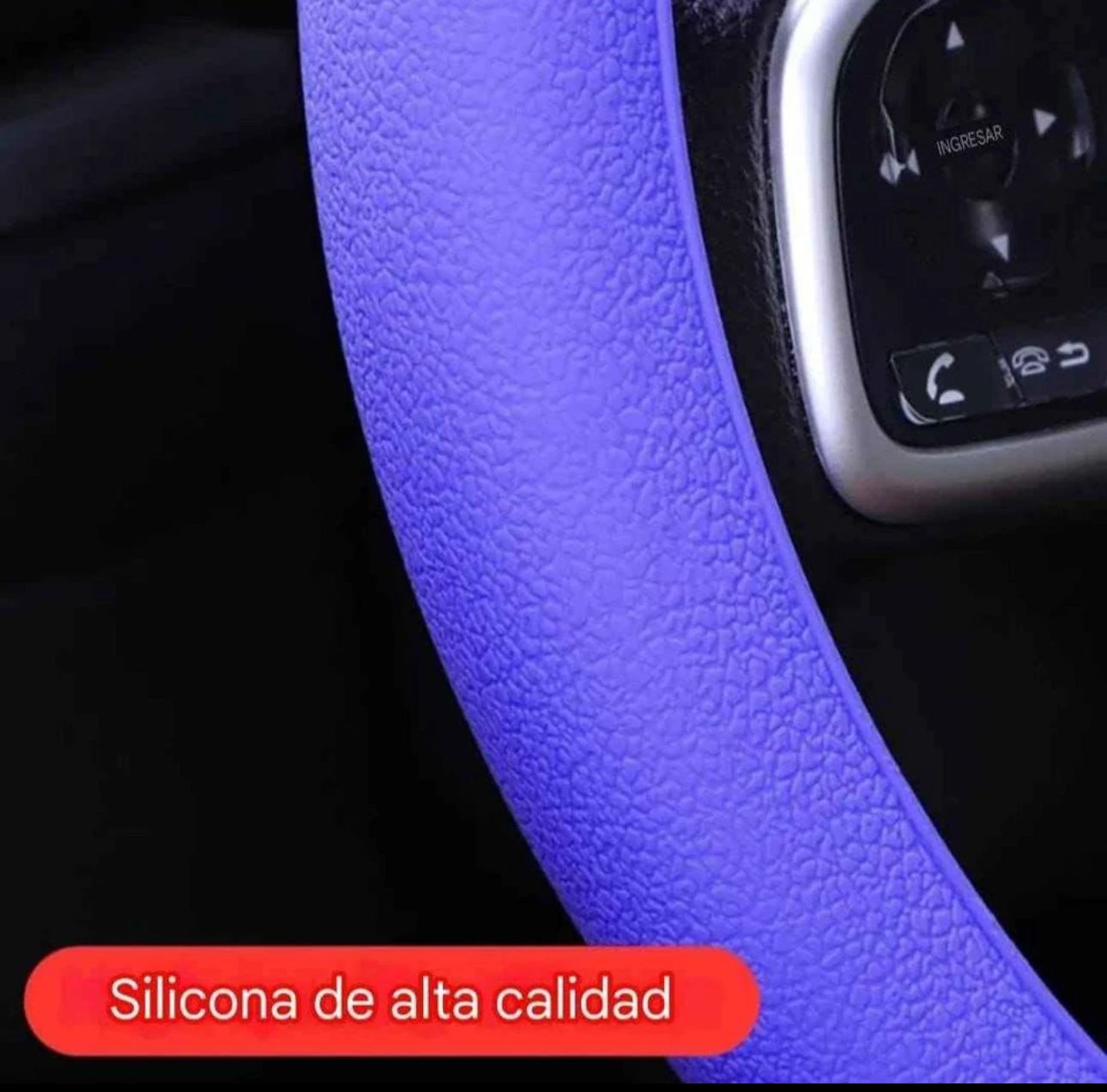 Forro de volante de silicona en color morado, textura granulada y acabado antideslizante, instalado sobre el volante de un vehículo.