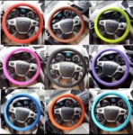Set de dos forros de volante de silicona antideslizante en colores rojo, naranja, verde lima, rosa, negro, morado, azul y turquesa, mostrando variantes de color sobre volante de Ford.