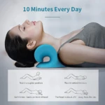 Almohada ergonómica azul con forma de U para tracción cervical, usada por mujer recostada en posición supina. Incluye guía visual de uso con instrucciones ilustradas.