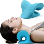 Almohada ergonómica azul para tracción cervical, con diseño en U y superficie texturizada, mostrada en uso sobre hombro y cuello.