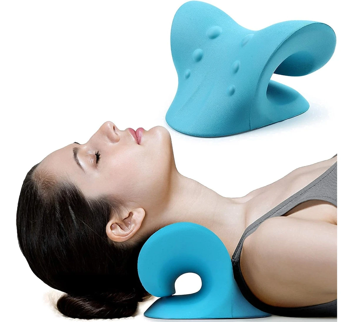 Almohada ergonómica azul para tracción cervical, con diseño en U y superficie texturizada, mostrada en uso sobre hombro y cuello.