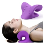 Almohada ergonómica de tracción cervical en color morado, con diseño en forma de U y superficie texturizada, mostrada en uso sobre hombros y cuello de mujer.