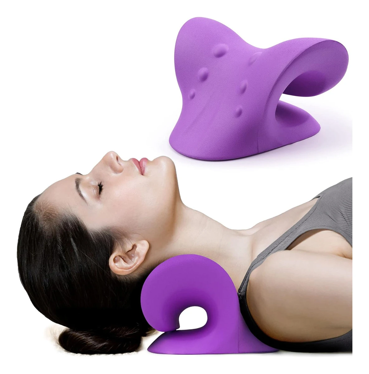 Almohada ergonómica de tracción cervical en color morado, con diseño en forma de U y superficie texturizada, mostrada en uso sobre hombros y cuello de mujer.