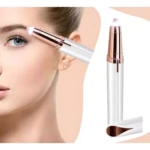 Depilador de cejas con doble cabezal en blanco y rosa dorado, aplicando luz LED sobre la ceja izquierda de una mujer con piel clara y maquillaje natural.