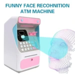 Alcancía infantil en forma de cajero automático, color blanco con detalles rosa y azul, incluye pantalla, teclado y ranura para monedas, con de reconocimiento facial.