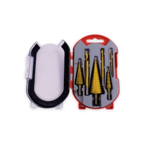 Kit de brocas de acero con recubrimiento de titanio en estuche rojo y gris, con seis piezas de diferentes tamaños dispuestas en ranuras individuales.