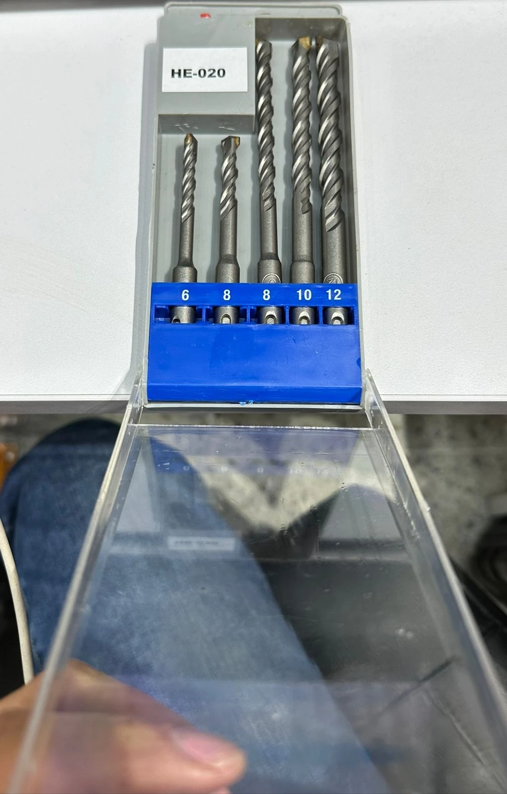 Set de cinco brocas SDS-Plus en caja transparente con base azul, numeradas 6 a 12 mm, ideales para perforar concreto y piedra.