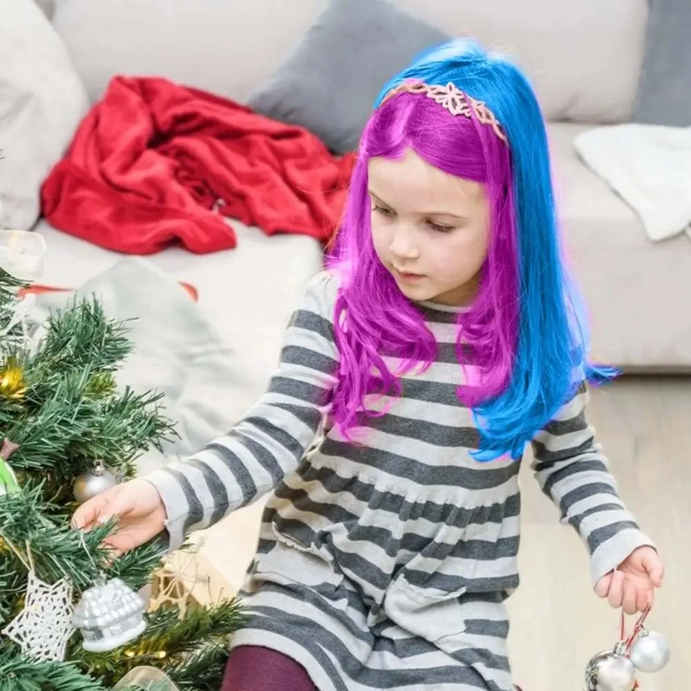 Niña con peluca lavable de colores morado y azul, usando corona dorada, decorando árbol de Navidad con adornos plateados.