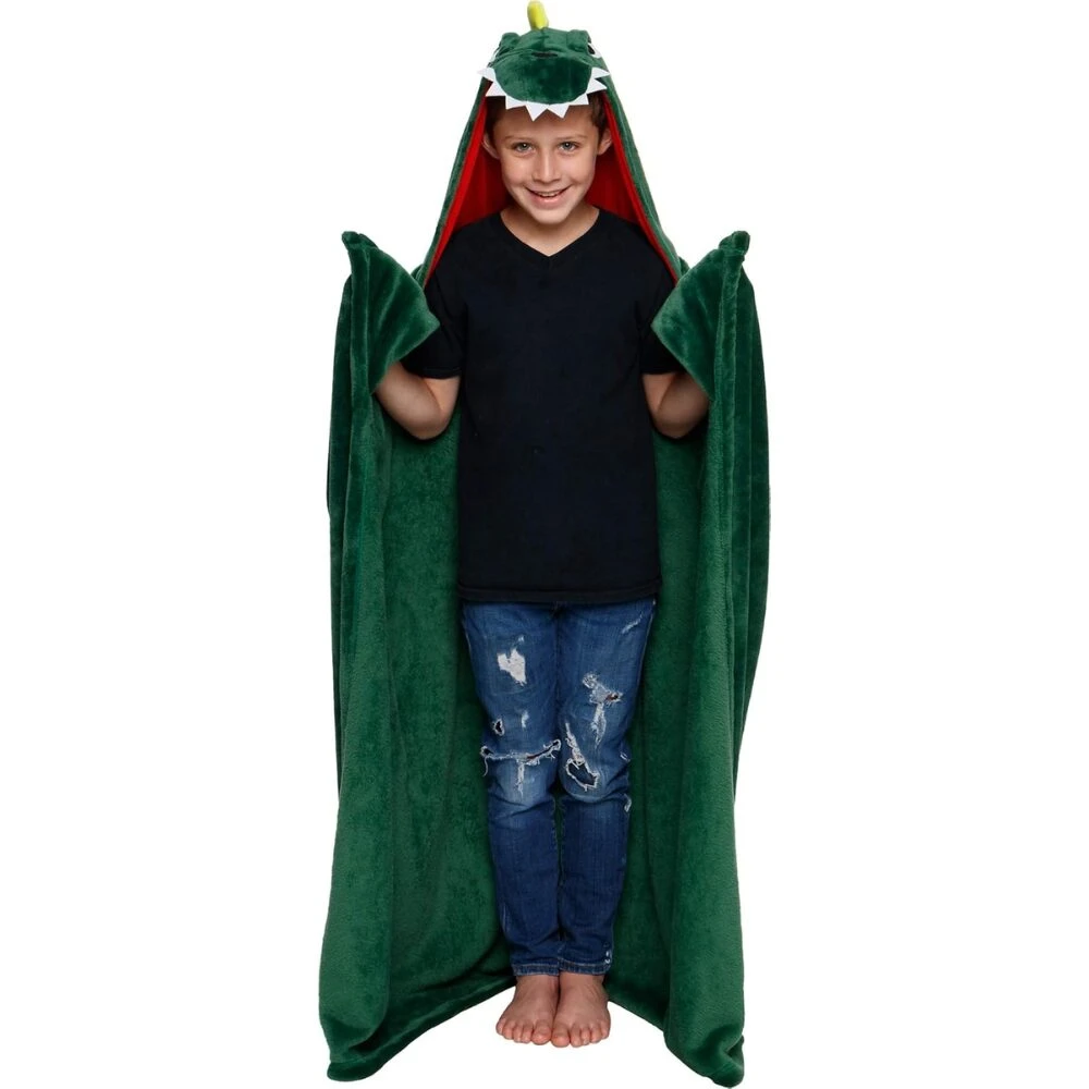 Cobija infantil verde con capucha de dragón, ojos brillantes y detalles LED, usada por niño en interior.