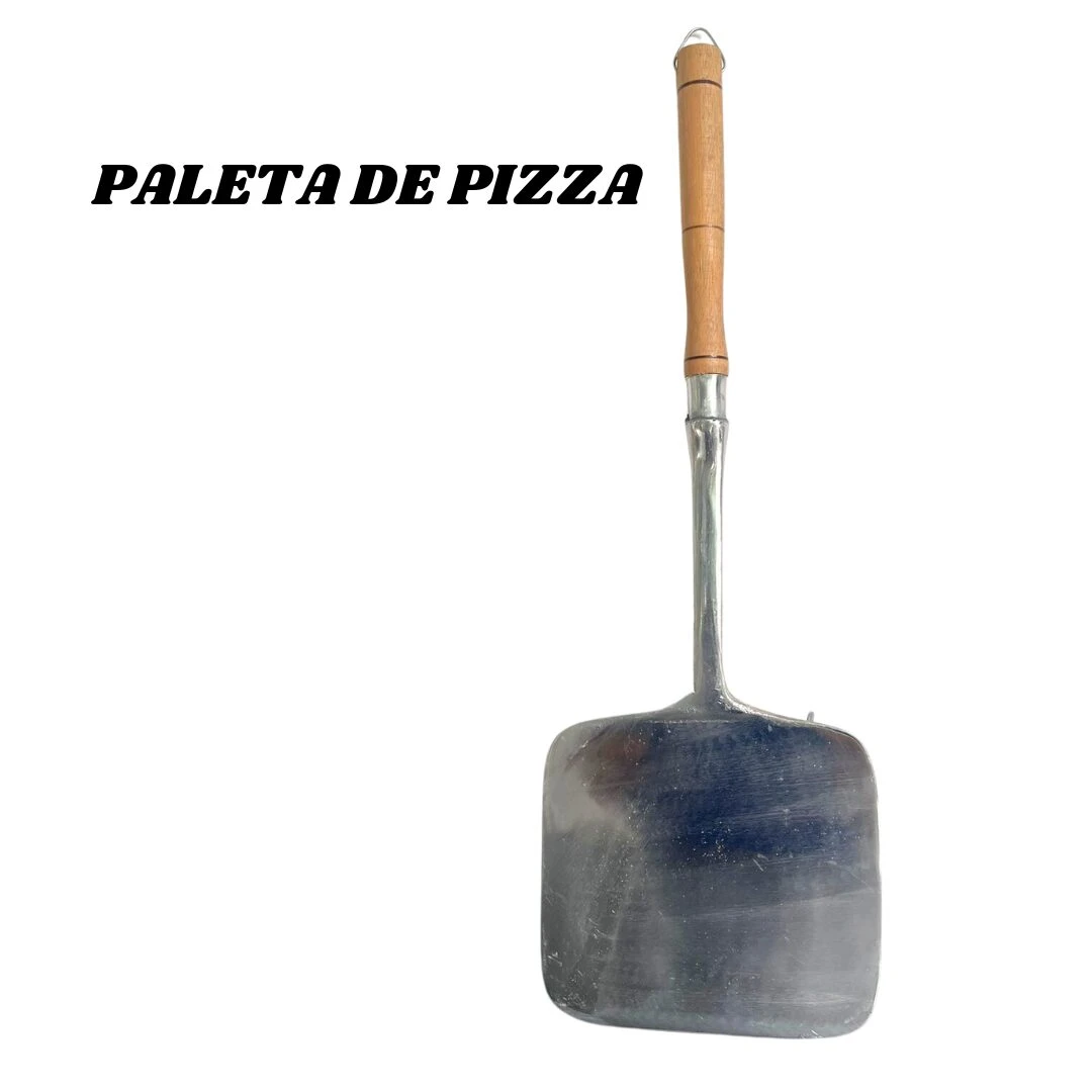 Paleta de pizza de aluminio con mango de madera, vista frontal sobre fondo blanco.