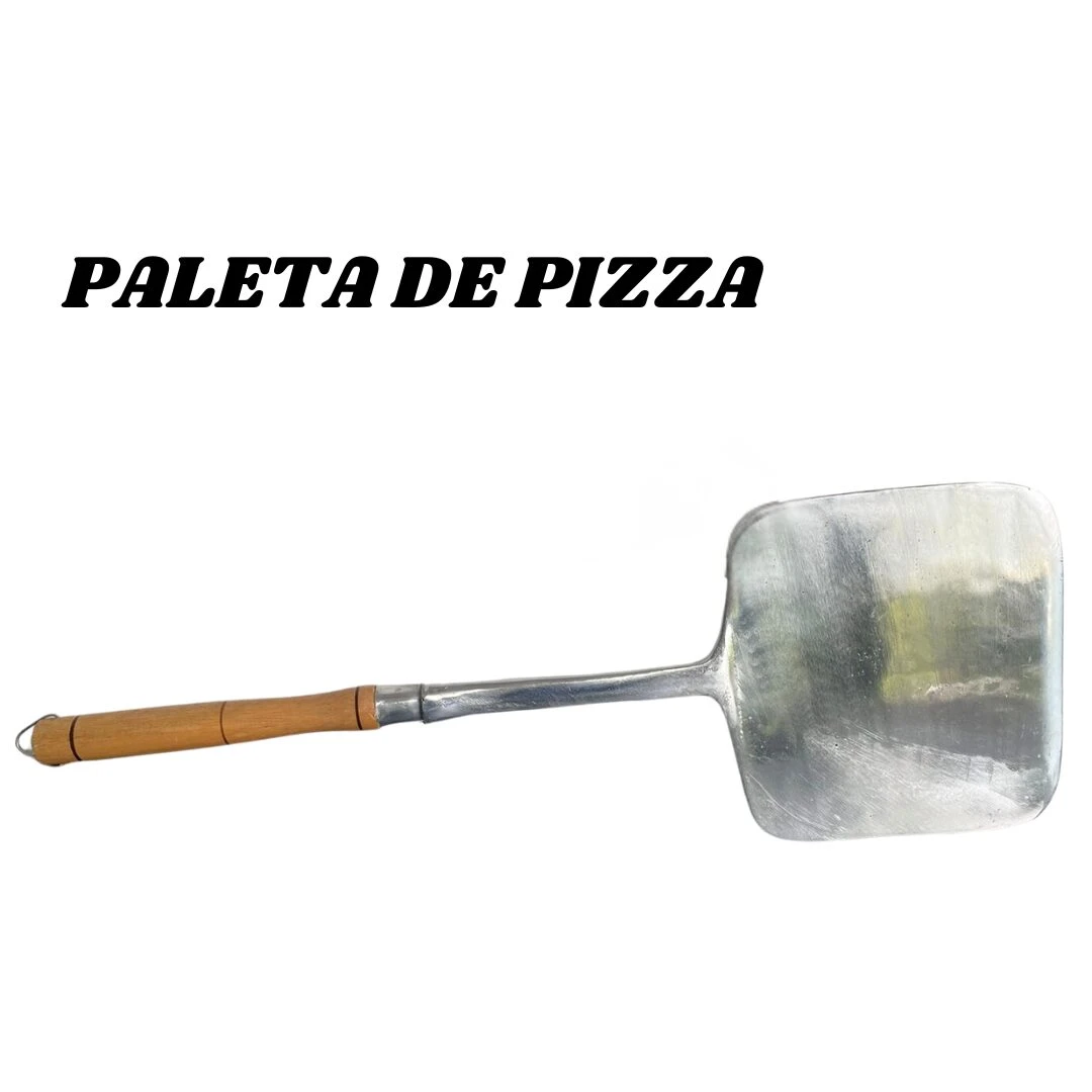 Paleta de pizza rectangular en aluminio con mango de madera, vista lateral sobre fondo blanco.