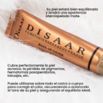 Tubo de base mate para tatuajes de color cobre con tapa dorada, sobre fondo blanco de textura suave. Presentación de alta cobertura para piel con cicatrices o pigmentos oscuros.