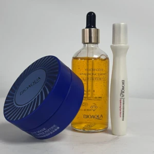 Kit de cuidado facial y capilar Bioaola con suero de colágeno en frasco de vidrio ámbar, mascarilla facial en tarro azul y tratamiento capilar en tubo blanco, dispuestos sobre superficie blanca.