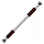 Barra de ejercicio para marcos de puerta con agarres ergonómicos negros y naranjas, diseño metálico plateado, ideal para entrenar pecho, espalda y abdomen en espacios reducidos.