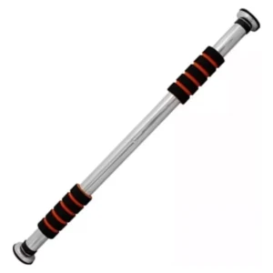 Barra de ejercicio para marcos de puerta con agarres ergonómicos negros y naranjas, diseño metálico plateado, ideal para entrenar pecho, espalda y abdomen en espacios reducidos.