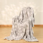 Cobija de felpa gris con copos de nieve navideños - Proporciona calidez y decoración elegante para tu hogar