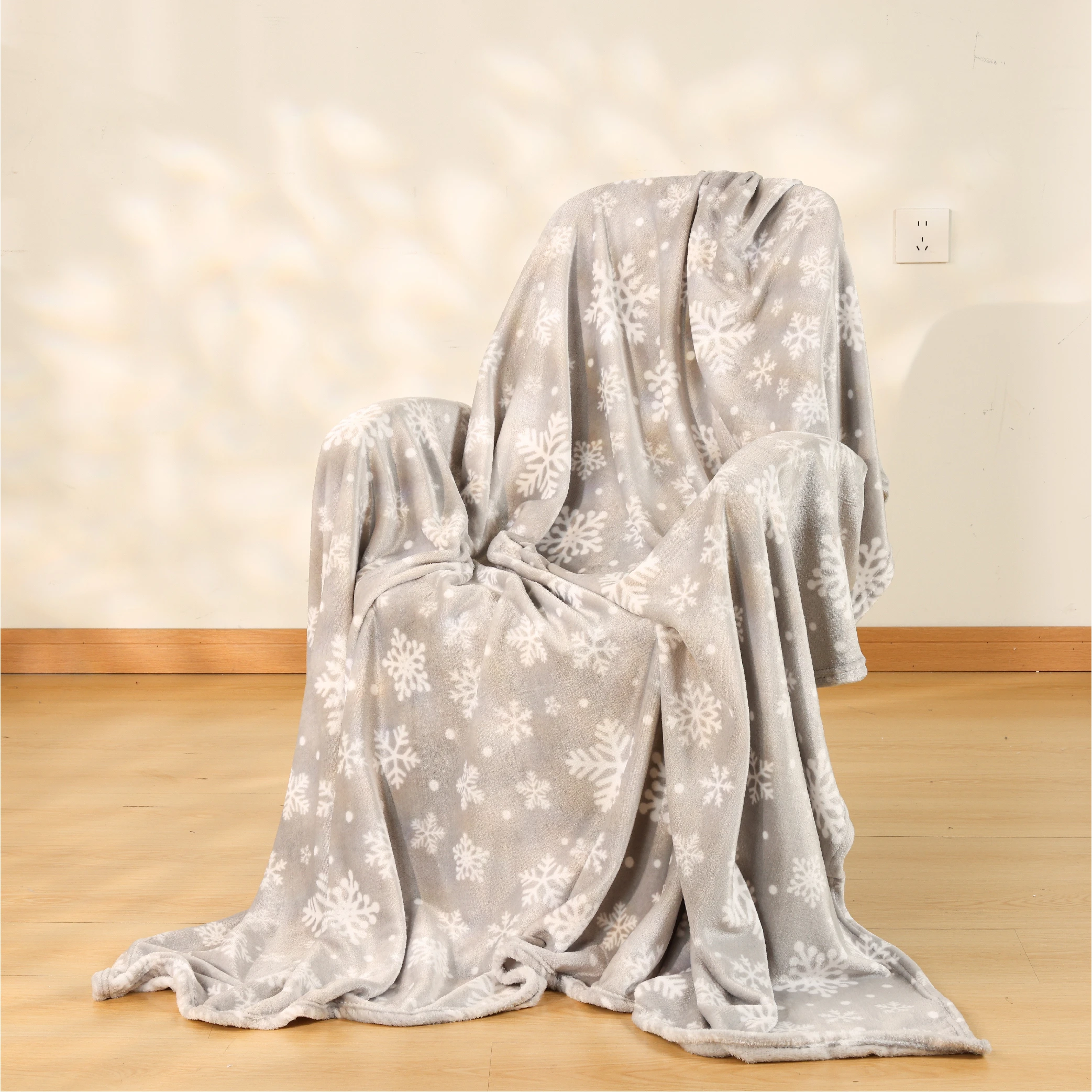 Cobija de felpa gris con copos de nieve navideños - Proporciona calidez y decoración elegante para tu hogar