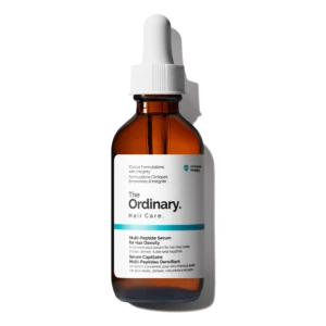 Bote de vidrio ámbar con gotero blanco, etiqueta blanca que muestra suero capilar multipeptídico de The Ordinary para densidad capilar.