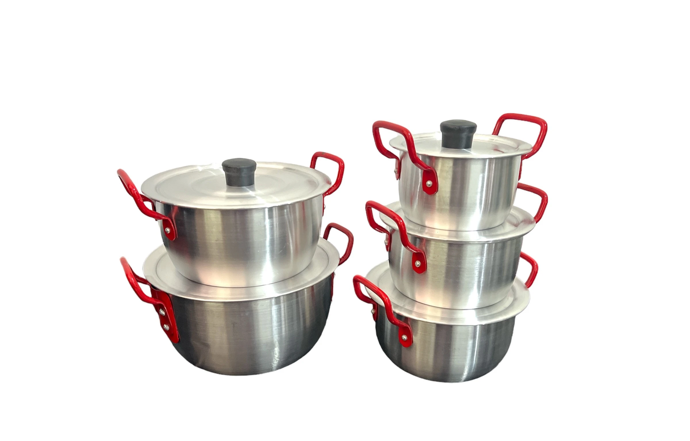 Set de cinco ollas de aluminio con asas rojas, apiladas en dos grupos, mostrando tapas negras y superficie metálica brillante.