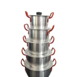 Set de cinco ollas de aluminio con asas rojas, apiladas en orden decreciente de tamaño, desde 12 hasta 20 cm, ideales para cocina familiar.