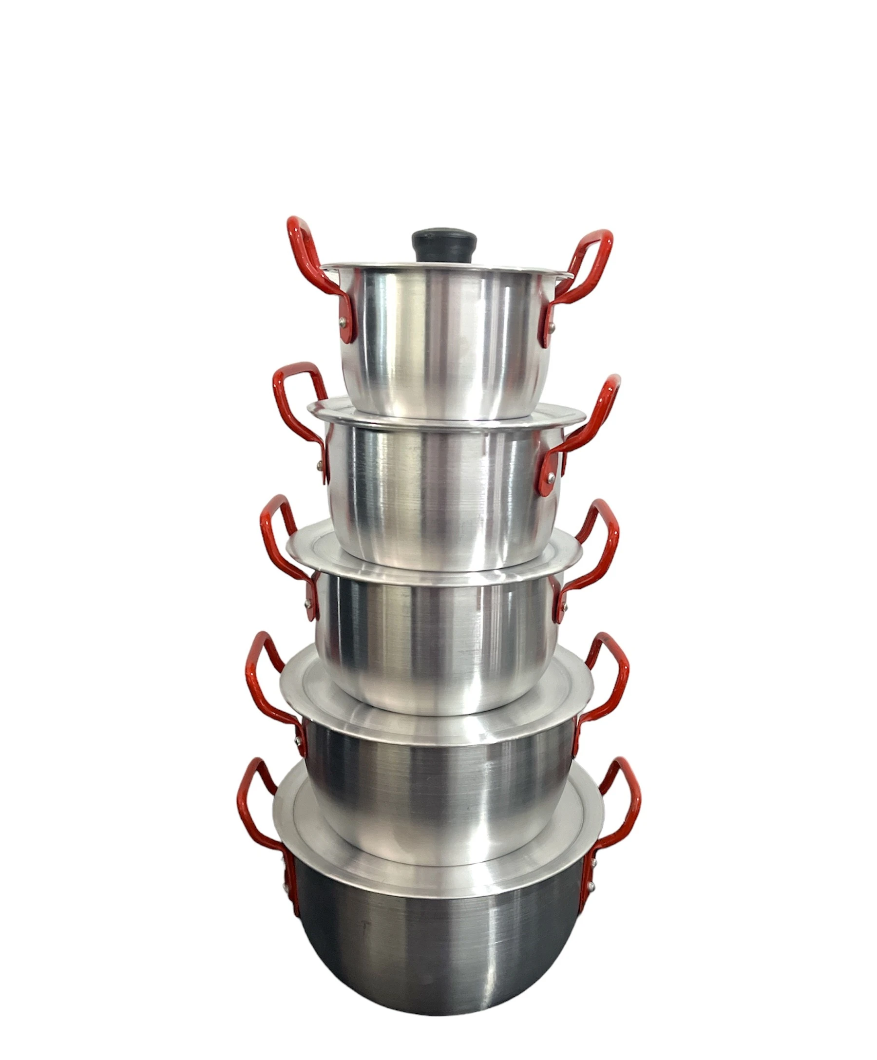 Set de cinco ollas de aluminio con asas rojas, apiladas en orden decreciente de tamaño, desde 12 hasta 20 cm, ideales para cocina familiar.